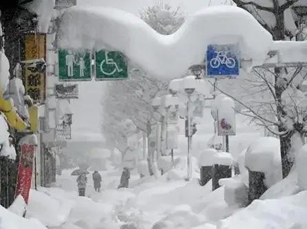 日本惊现三米深积雪，原因究竟为何？