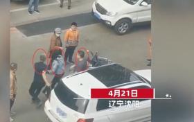 辽宁奔驰车主暴打电动车女子，热心大姨劝阻遭威胁